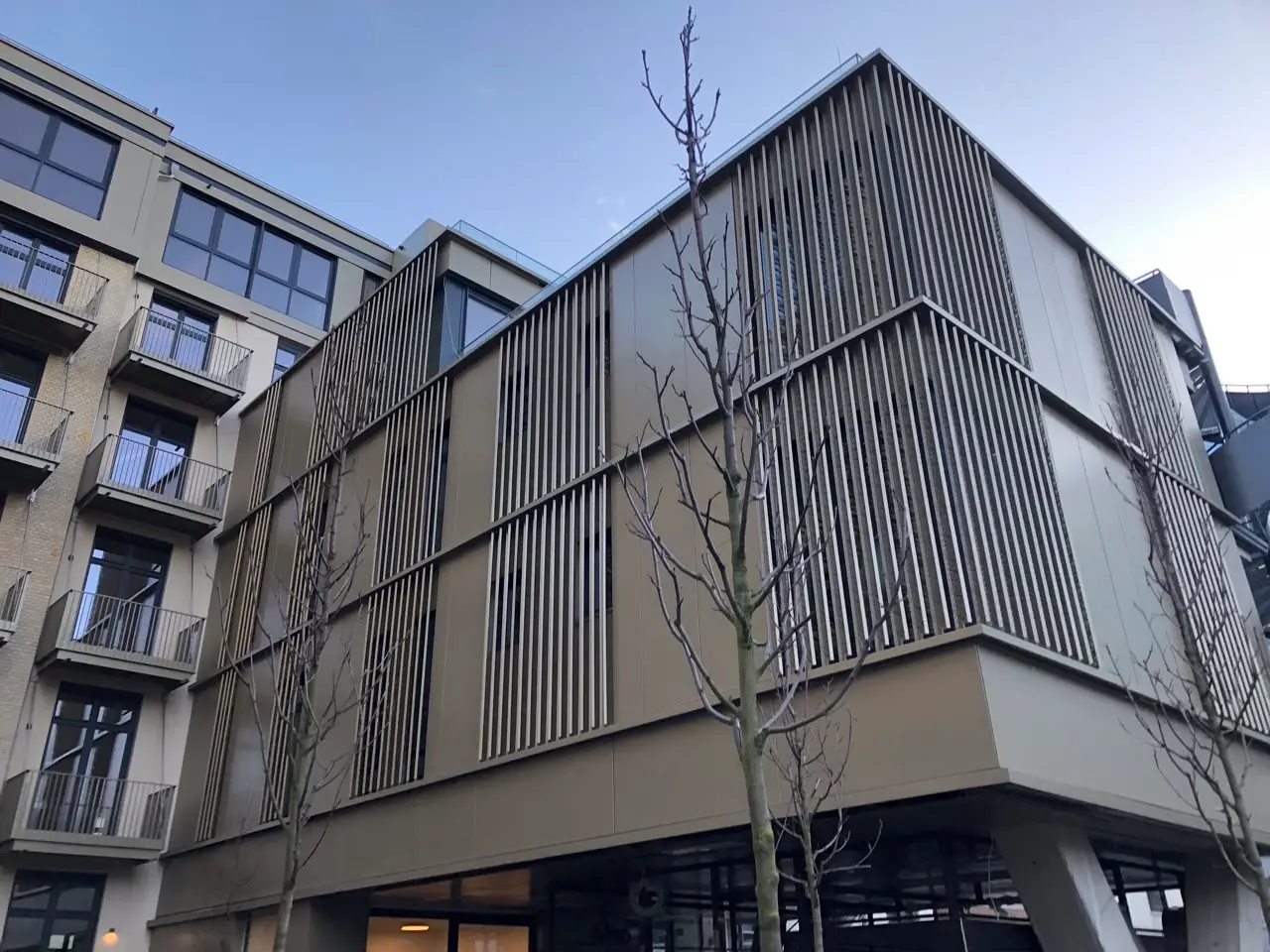 Pfosten-Riegel-Fassade für Büro Hausansicht