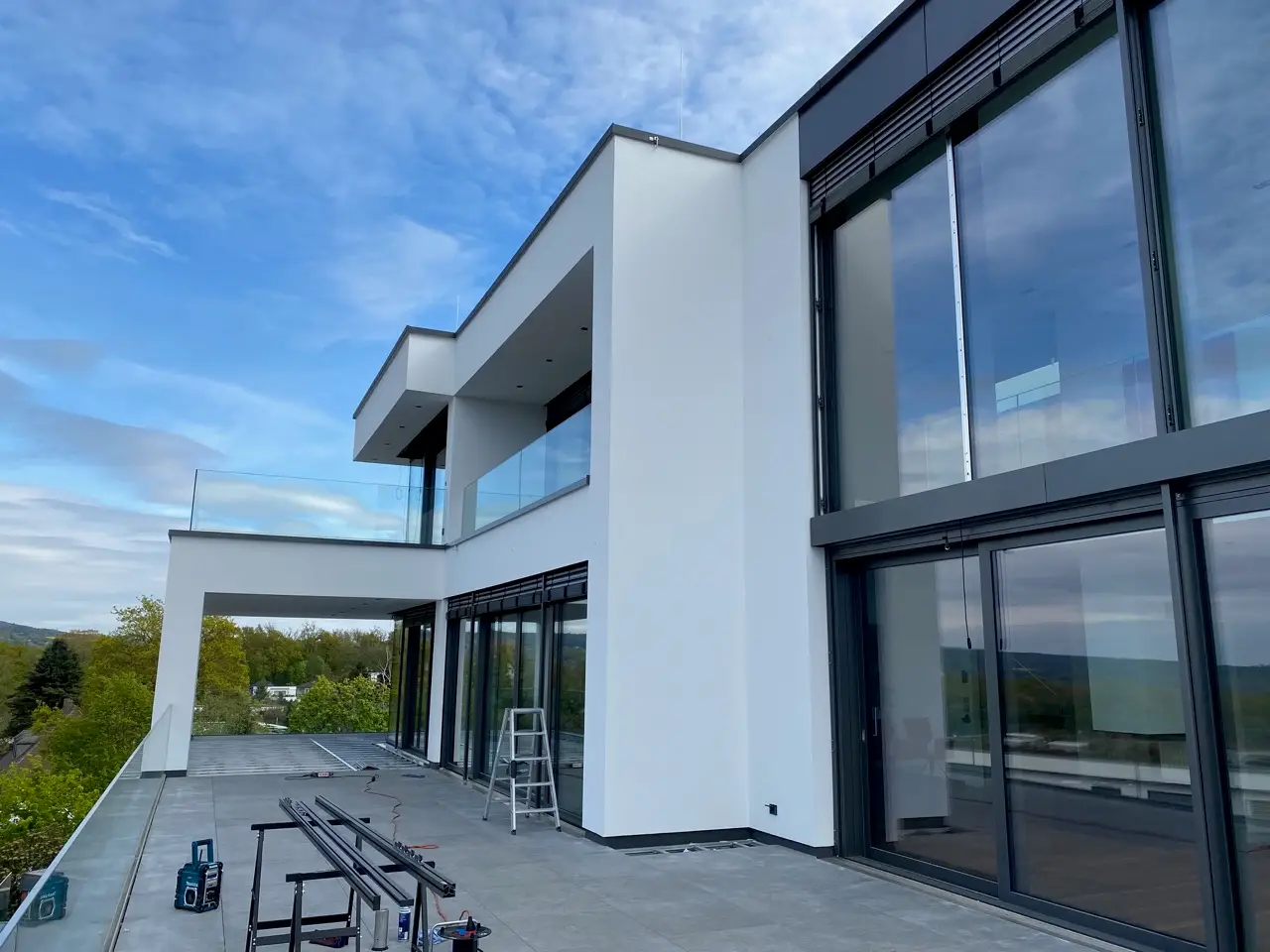 Wohnhaus mit großflächiger Glasfront von Schmelz Metallbau