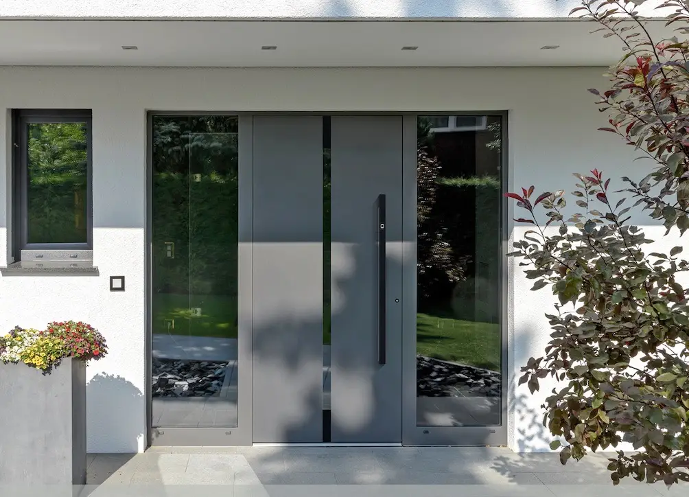 Eingangstür eines Wohnhauses
