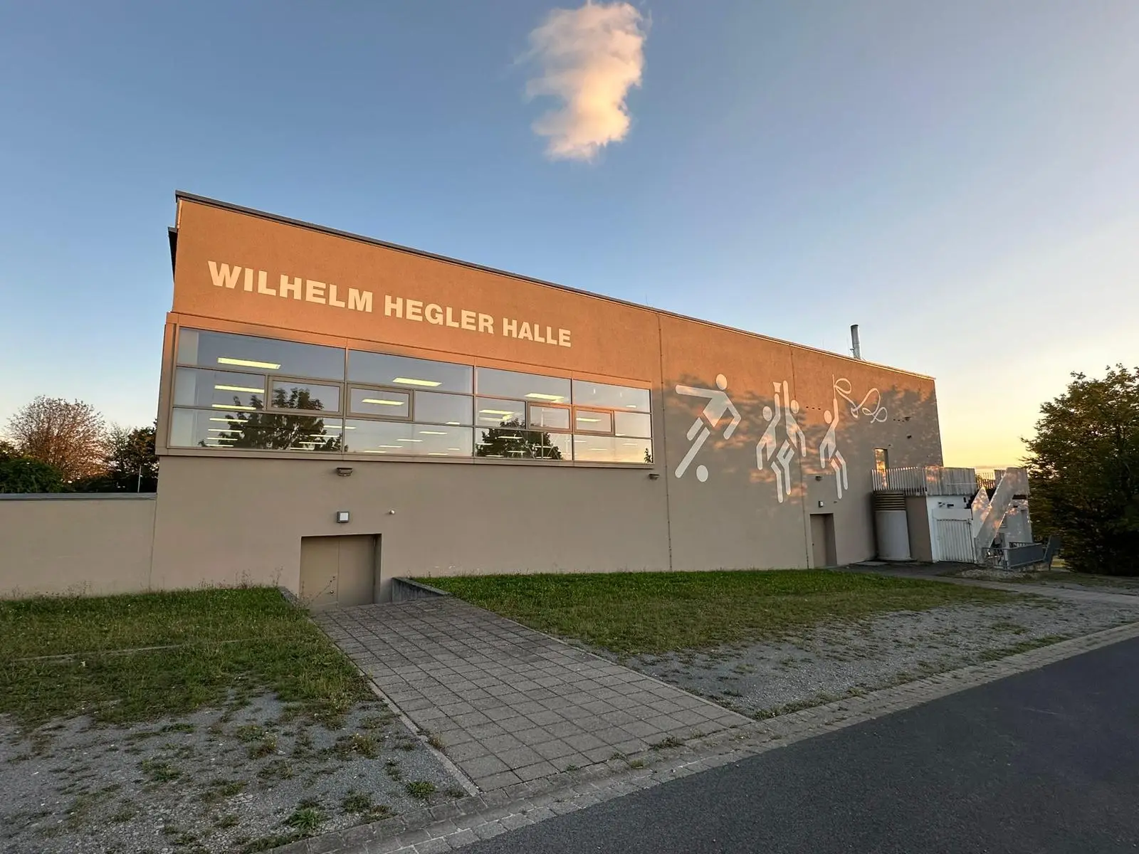Aluminiumfenster der Sporthalle in Oerlenbach in der Abendsonne